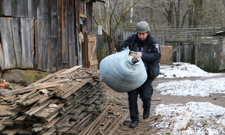 z prikordonnja chernigivshhini policejski evakujuvali podruzhzhja pensioneriv chij budinok zrujnuvav rosijskij obstril foto 65fffd8