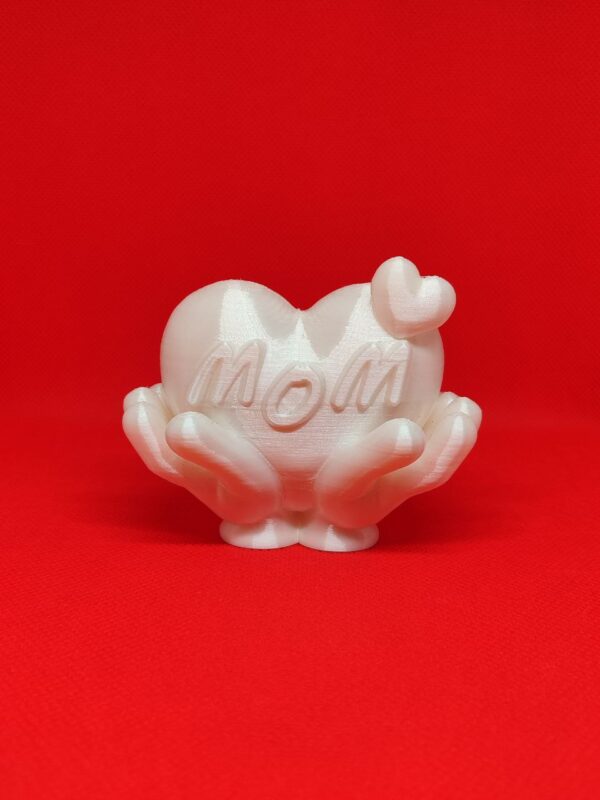 Сувенир «Сердце для мамы» в руках — 3D-печать из PLA-пластика
